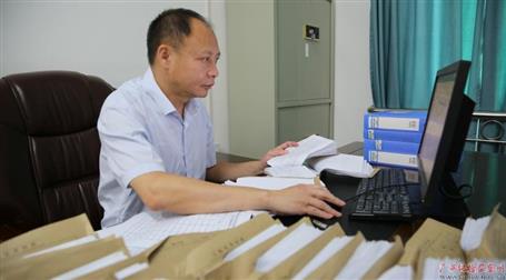 初心不改　本色不褪——記廣西勤廉榜樣、河池市紀(jì)委副書(shū)記、監(jiān)委副主任黃振林