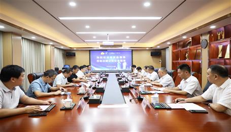 覃振華與鹿寨縣委副書記、縣長(zhǎng)楊毅舉行工作會(huì)談